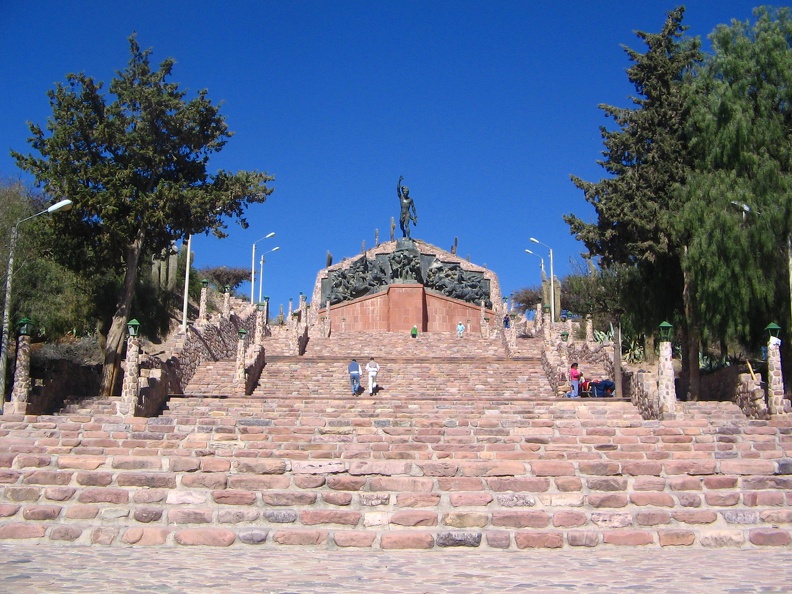 IMG_0110_Potsierlijk_monument_van_de_onafhankelijkheid_Humahuaca.jpg