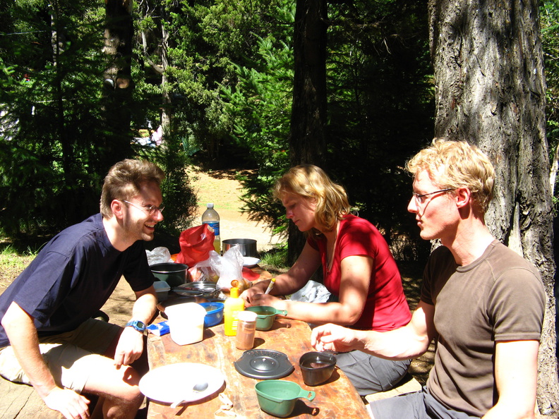 IMG_0869_Picknick_tafel_op_perfecte_camping_Selva_Negra_in_Bariloche.jpg