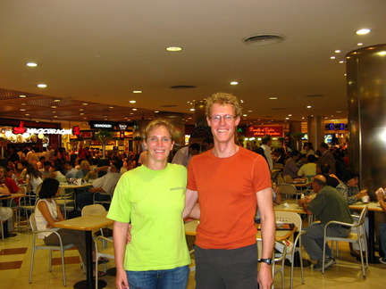 IMG 0759 Bas en Eelco in zeer Amerikaans aandoende fastfoodplaza