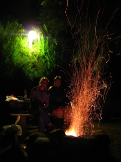 IMG 1068 Het lijkt wel sprookjesbos Bas en Machiel bij de bbq