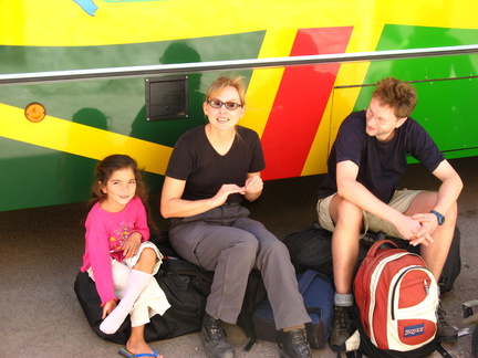 IMG 0856 Wachten bij de bus Rudina in goed gesprek met Argentijns meisje