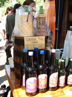 IMG 1158 Markt met lokale bieren in El Bolson