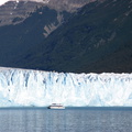 IMG 2559 De boot die langs de Perito Moreno vaart