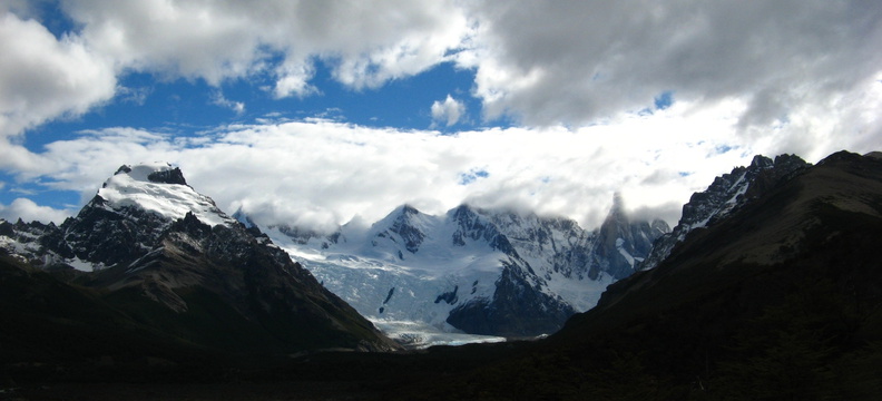 IMG 2304a Panorama Glaciar grande met El Torre die zich nog verstopt in de wolken