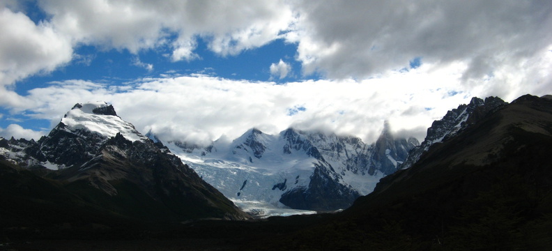 IMG_2304a_Panorama_Glaciar_grande_met_El_Torre_die_zich_nog_verstopt_in_de_wolken.jpg