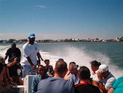 IM004273 De ferry naar Caye Caulker