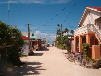 IM004300 Straatje in Caye Caulker