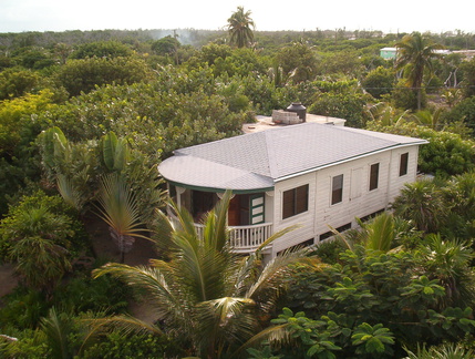 IM004341 Cocoplum Garden restaurant in de Jungle van Caye Caulker