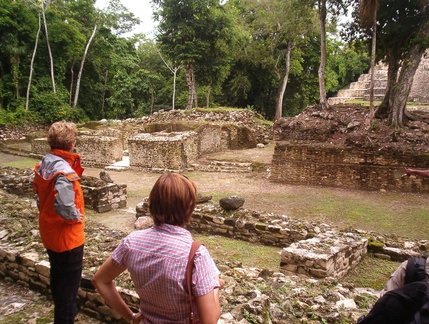 IM004171 Bas bekijkt de huizen en tempel