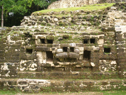 IM004178 De jaguar in de tempel gemetseld