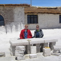 IMG 9571 Eelco en Bas bij het zouthotel Playa Blanca op Salar de Uyuni