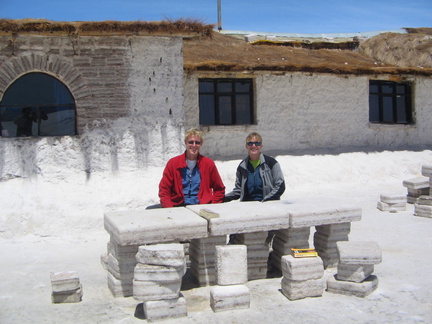 IMG 9571 Eelco en Bas bij het zouthotel Playa Blanca op Salar de Uyuni