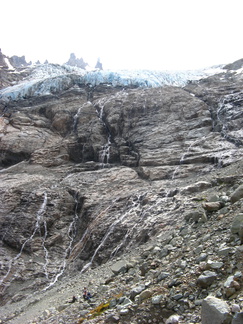 IMG 1960 Hangende gletsjer met Ido en Vladi zoek maar