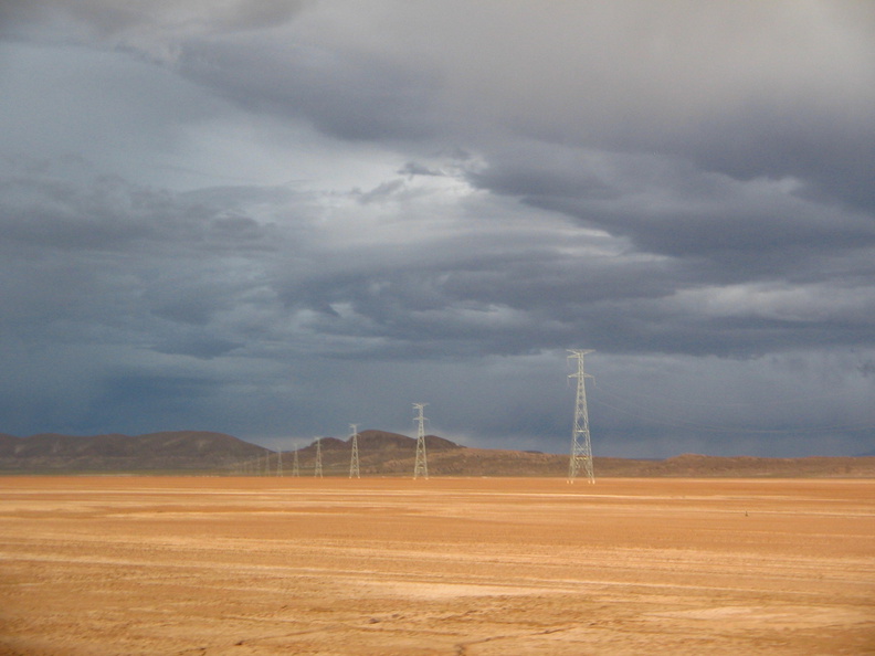 IMG_9914_Donkere_wolken_bij_onze_terugtocht_9_uur_vanaf_de_chileense_grens_naar_Uyuni.jpg