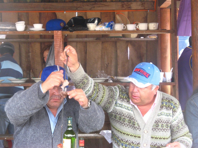 IMG 1589 Twee mannen samen aan de slag met het eten