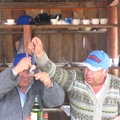 IMG 1589 Twee mannen samen aan de slag met het eten