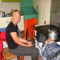 IMG 2274 Spullen drogen en weer warm worden in de keuken van de vriendelijke Argentijse douane