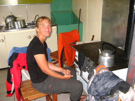 IMG 2274 Spullen drogen en weer warm worden in de keuken van de vriendelijke Argentijse douane