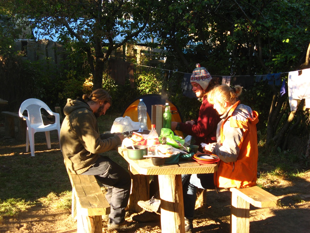 IMG 2103 Ontbijt in het zonnetje op de campsite in Cochrane met Vladi en Ido