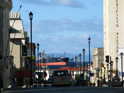 IMG 3333 Vanuit de straten van Punta Arenas zie je de haven