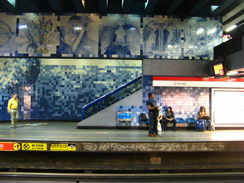 IMG_3375_Delfts_blauw_in_de_metro_van_Santiago.jpg