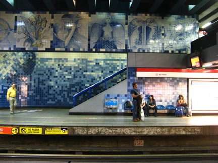 IMG 3375 Delfts blauw in de metro van Santiago