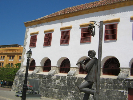 IMG 7882 Museo Naval del Caribe met kunst ervoor