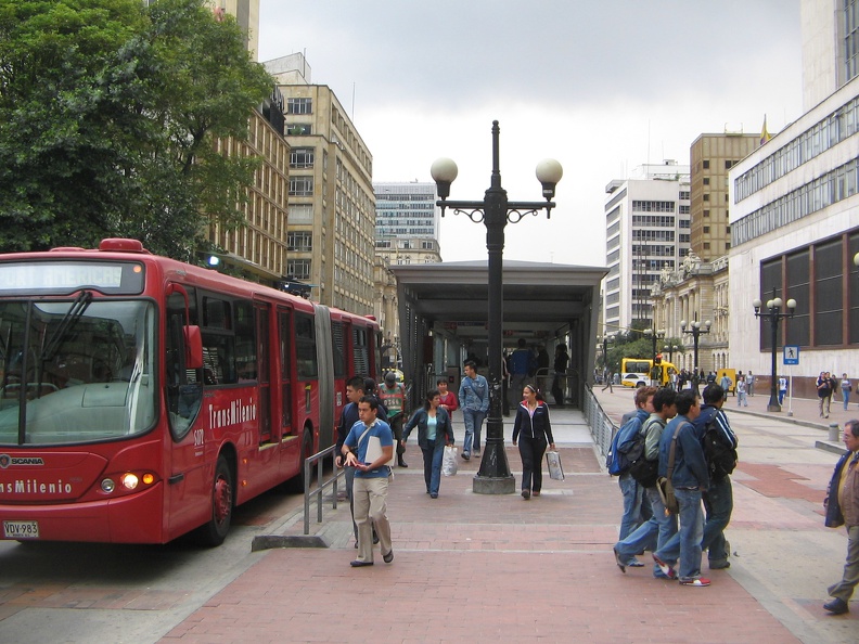 IMG_9338_De_Transmilenio_brengt_je_tot_midden_in_het_centrum.jpg