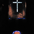 IMG 9443 De grote zaal van de Catedraal met een enorm uitgehouwen kruis achterin de wand