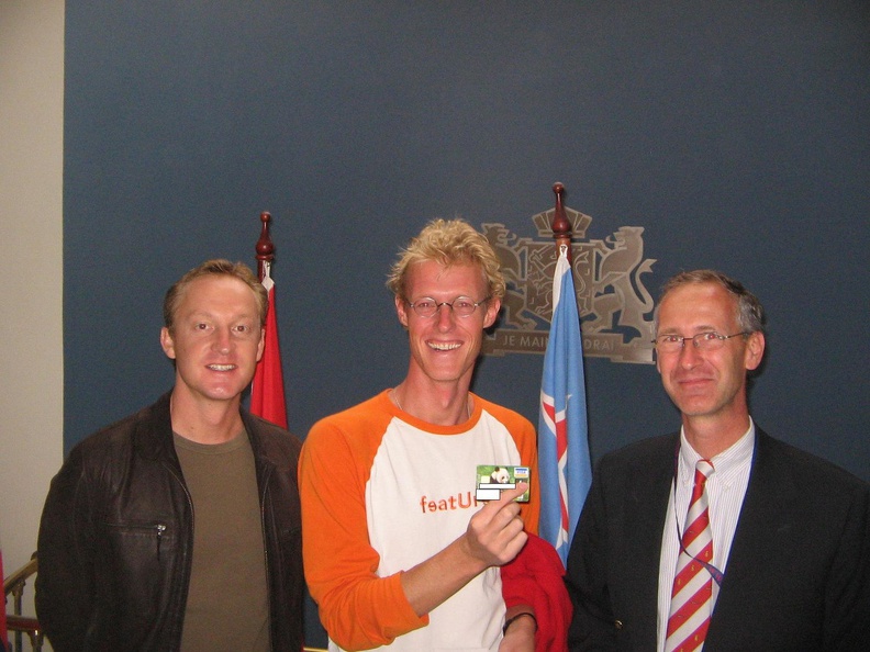 IMG_9686_JOEHOEEE_onze_creditcard_is_aangekomen_op_de_ambassade_Sander_Eelco_en_Gart_van_Leersum.jpg