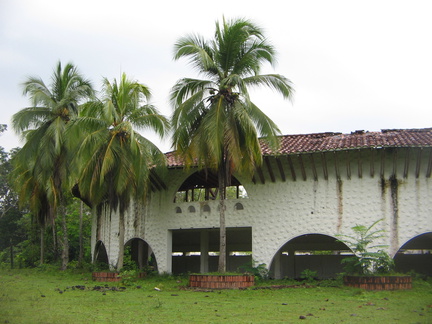 IMG 9724 Zelfs een volledige arena ligt op de finca van Pablo Escobar