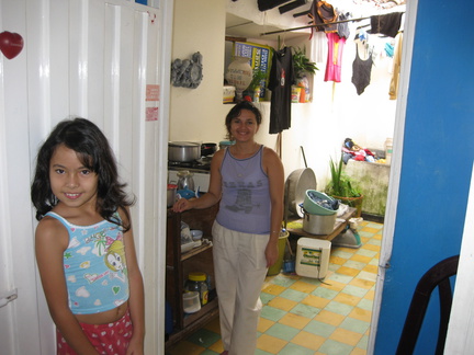 2008 Pan-Col 971 - Jennifer en Teresa in de keuken cq binneplaats