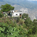 2008 Pan-Col 977 - Onderweg naar Parque Chicamocha, huis onderstut met banden