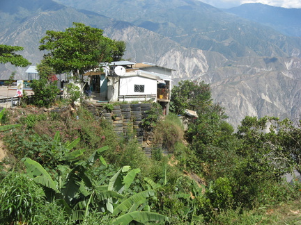 2008 Pan-Col 977 - Onderweg naar Parque Chicamocha, huis onderstut met banden