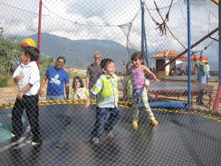 2008 Pan-Col 993 - Manuel aan het trampolinespringen