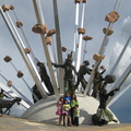 2008 Pan-Col 1023 - Familieportret bij het monument van de onafhankelijkheid van Colombia.jpg