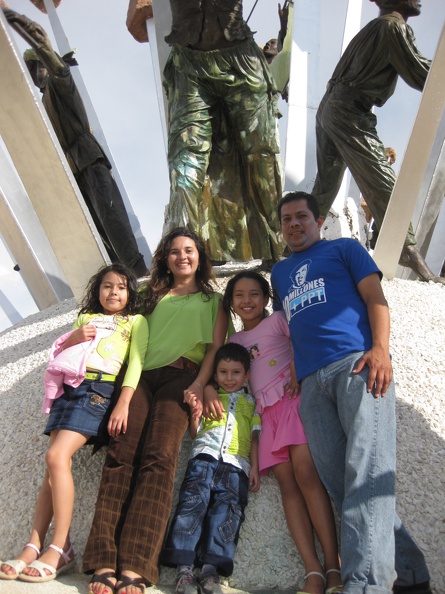 2008 Pan-Col 1024 - Familieportret bij het monument van de onafhankelijkheid van Colombia.jpg