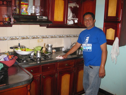 2008 Pan-Col 1050 - Bij ma thuis helpt Heriberto goed mee in het huishouden
