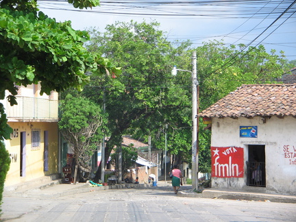 IMG 1551 Straatbeeld met FMLN propaganda