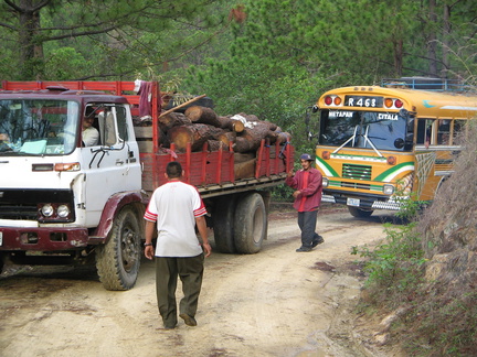 IMG 1434 Van Metapan naar El Poy vrachtwagen met pech op de weg