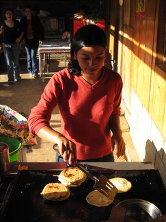 IMG 1453 Bereiden van Pupusas tortilla met vulling kaas bonen etc