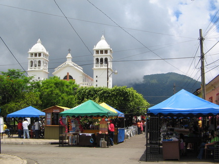 IMG 2000 Juayua culinaire markt