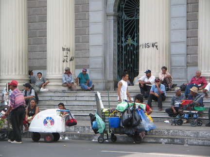 IMG 1833 Bedelaars op de stoep van het Palacio Nacional