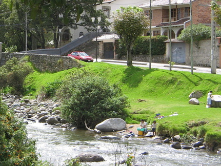 IMG 2000 Vrouwen wassen nog steeds kleren in de rivier