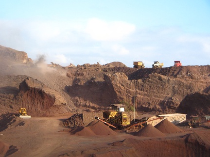 IMG 1117 En voor bouwmateriaal wordt een berg afgegraven