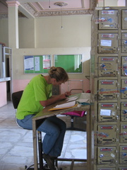 IMG 0792 Bas schrijft kaartje in postkantoor