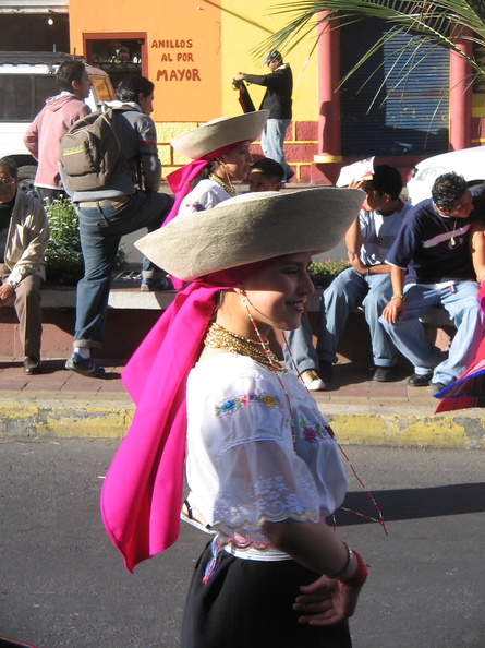 IMG_1000_Ecuadoreaanse_klederdrachten_op_straatparade.jpg