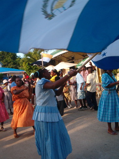 IM004515 Garifuna optocht