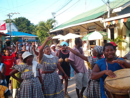 IM004516 Garifuna optocht