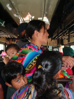 IM004781 Naar Chichicastenango in de bus is het druk